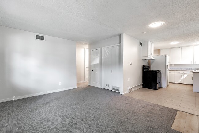 Building Photo - 3325 S Fern St