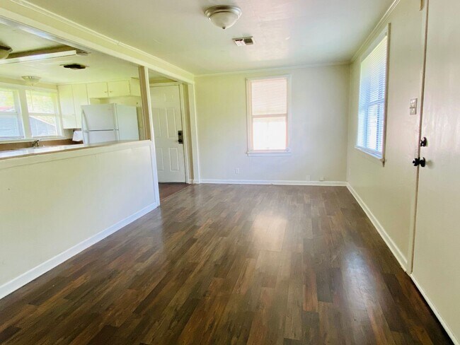 Building Photo - Adorable 2 Bedroom House in Scott Availabl...