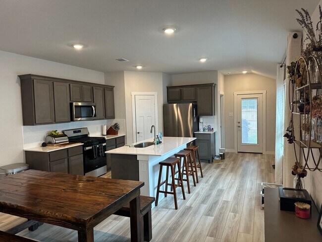 Foto del edificio - AUGUST MOVE IN!  Beautiful Midtown Reserve 3 Bedroom Home For Lease