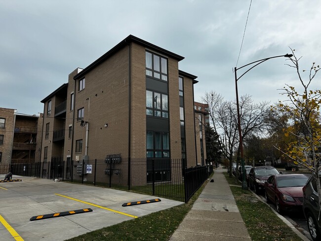 Foto del edificio - 7428 N Rogers Ave