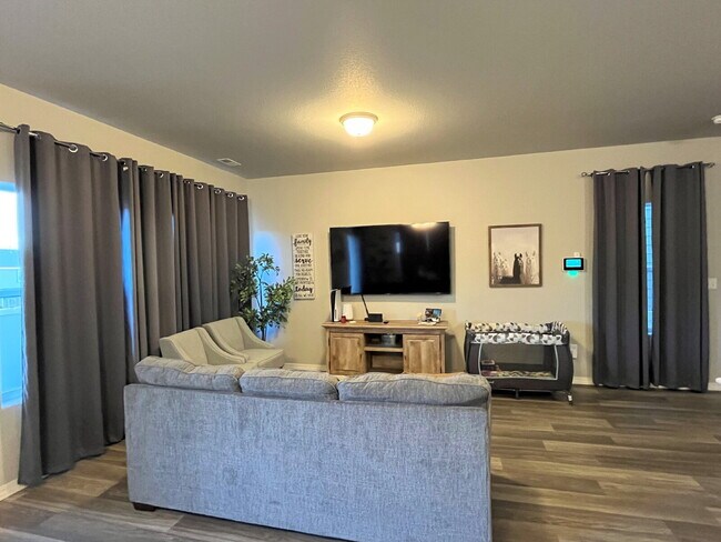 Foto del edificio - Nearly New 3 Bedroom with Loft Home at Enclaves At Mountain Vista Ranch