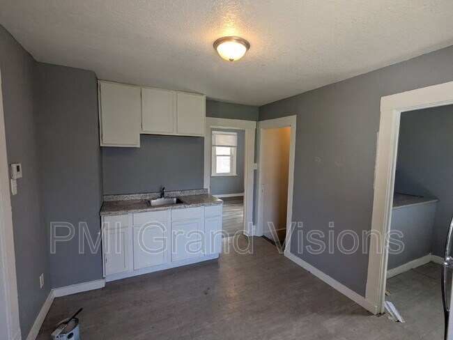 Building Photo - 645 W Sawyer St