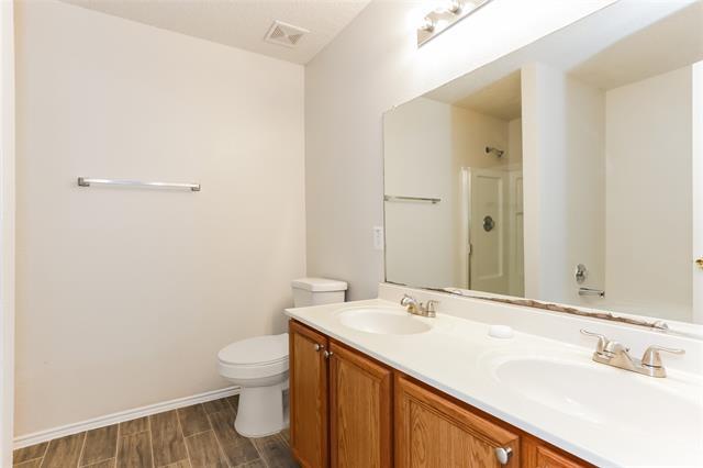 Foto del edificio - 6816 Meadow Way Ln