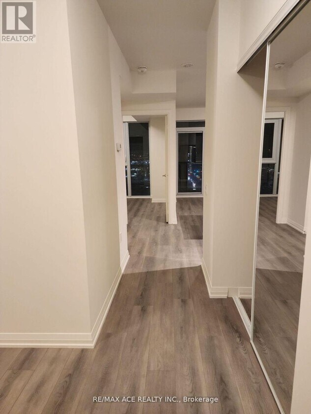 Photo principale - 9000 Jane St