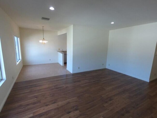 Foto del edificio - 2 bedroom in Canoga Park CA 91304