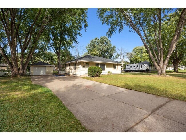 Foto del edificio - 4 Bed - 2 Bath Brooklyn Park Home with Lar...