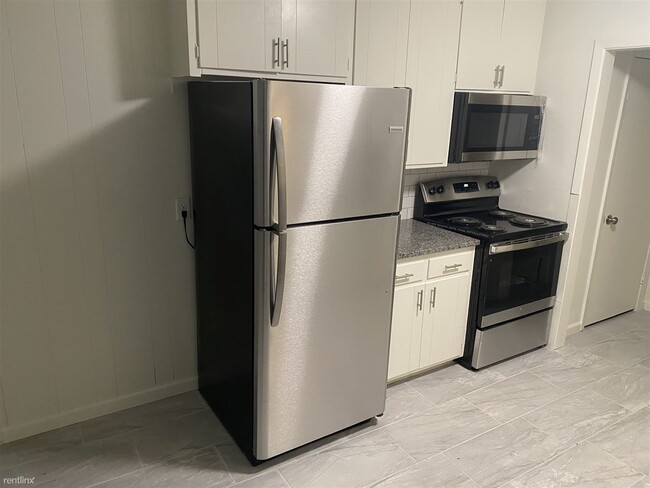 Building Photo - 3 br, 2.5 bath Townhome - 7036 Metcalf Avenue