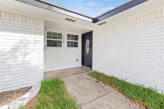 Building Photo - Completely renovated half duplex located n...