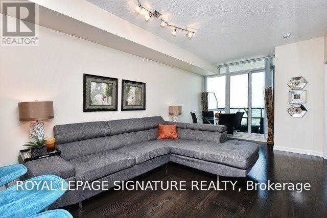 Photo du bâtiment - 215 Sherway Gardens Rd