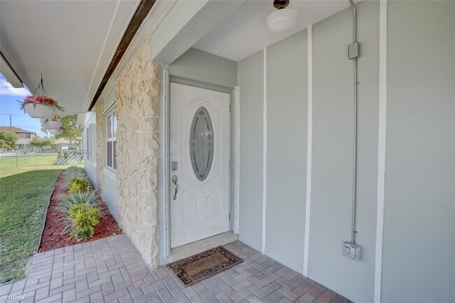 Building Photo - 3 br, 2 bath House - 144 NE 205th Ter  2 B...