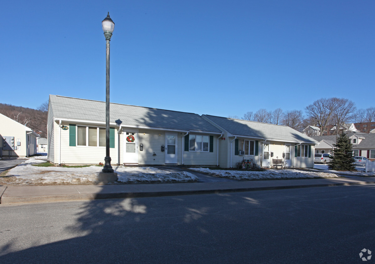 Building Photo - Greenwoods Garden