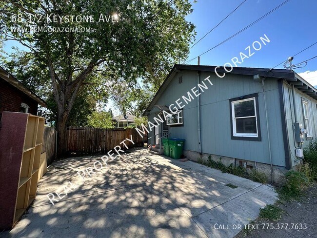 Building Photo - Cute 2 bedroom home w/ laundry and fenced ...
