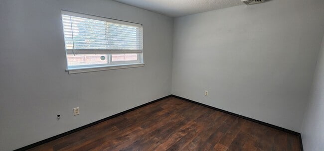 Building Photo - 3 Bedroom Home With A Large Yard