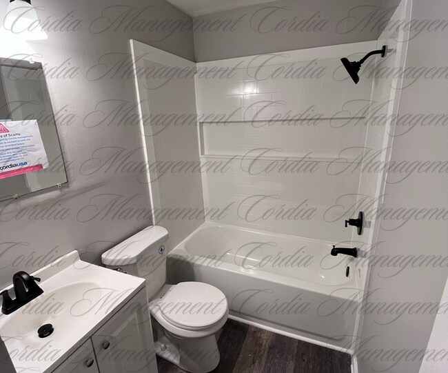 Foto del edificio - 3 Bedroom With Beautiful Hardwood Floors F...