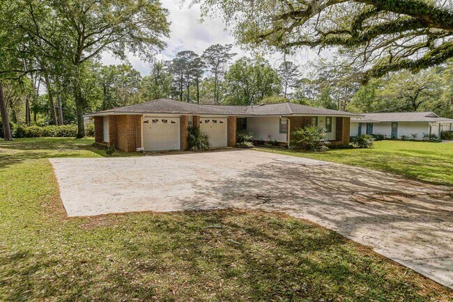 Building Photo - 251 SE Villas Ct