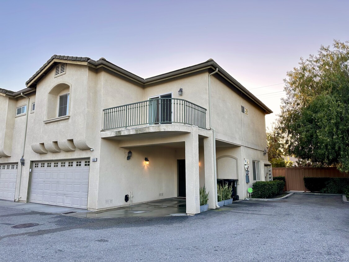 Townhouse with 4 parking spaces, balcony, and solar panels - 1583 W Katella Ave