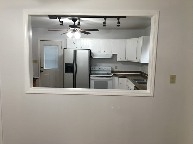 Kitchen - 211 Ecton Rd