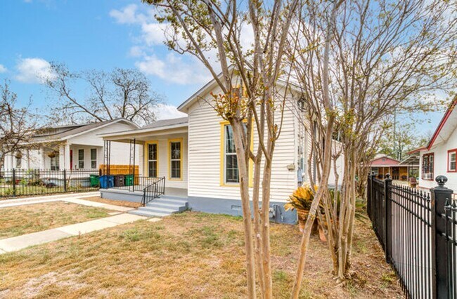Building Photo - 3 bedroom 2 bath home in Historic Dignowit...