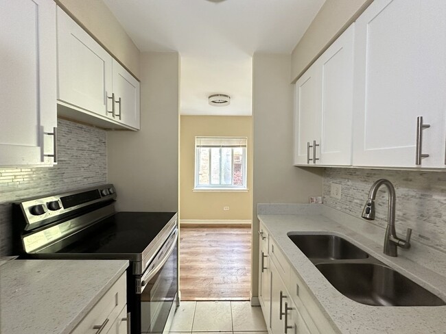 Building Photo - 3825 N Pine Grove Ave