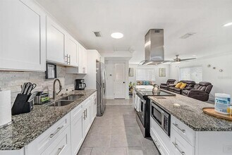 Building Photo - 8017 Dell Dr