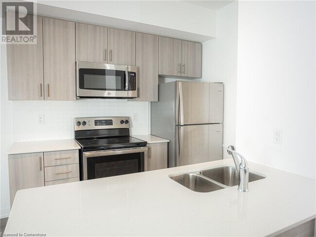 Photo du bâtiment - 550 N Service Rd