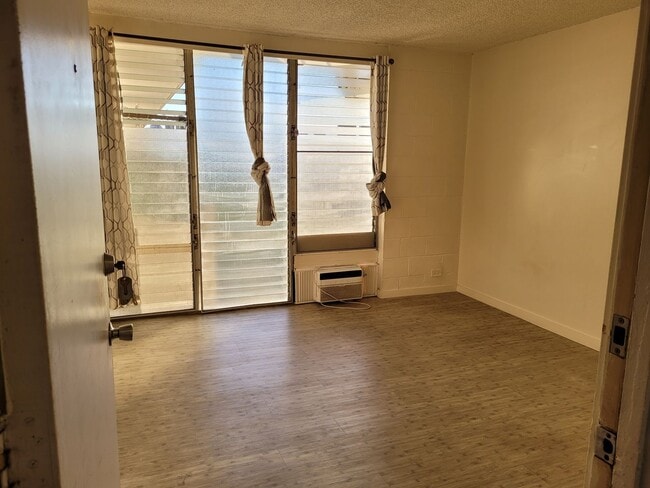 Building Photo - Great Location! Studio, 1 bath, 1 pkg w/La...