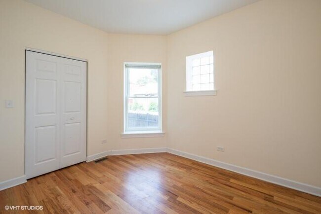 Foto del edificio - 4 bedroom in Chicago IL 60653