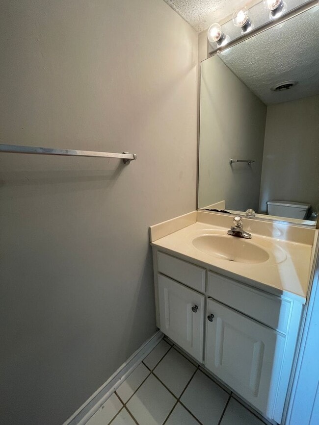 Building Photo - Beautiful two story home in the Ashbrook Community!