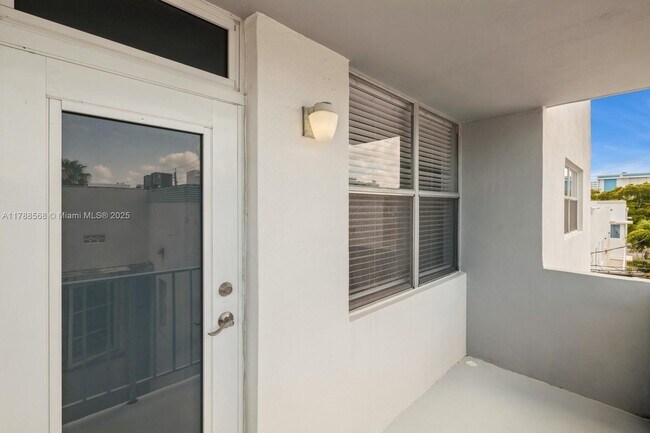 Building Photo - 910 Jefferson Ave