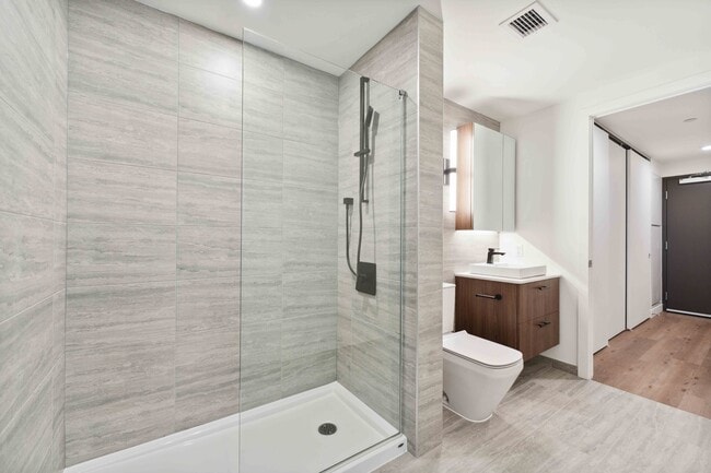 Building Photo - 10 James St