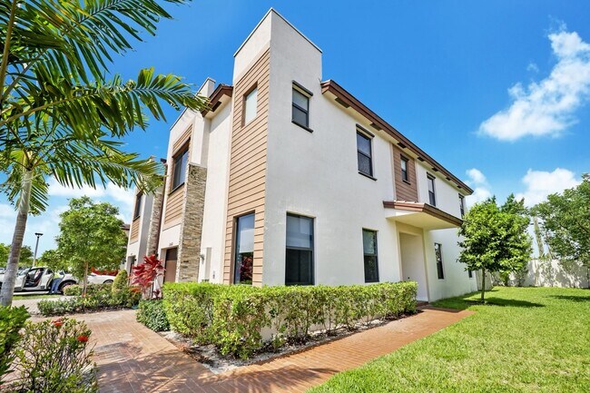 Side view - 20682 NE 2nd Ct