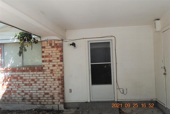 Building Photo - 612 Arbor Ln