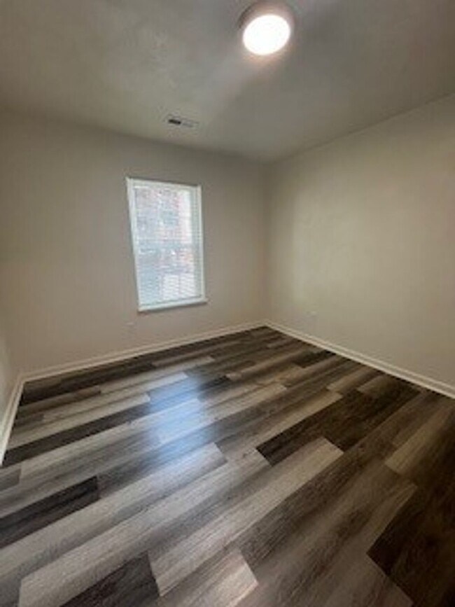 Foto del edificio - $1180 for Newly Renovated 1 bedroom in a 4...