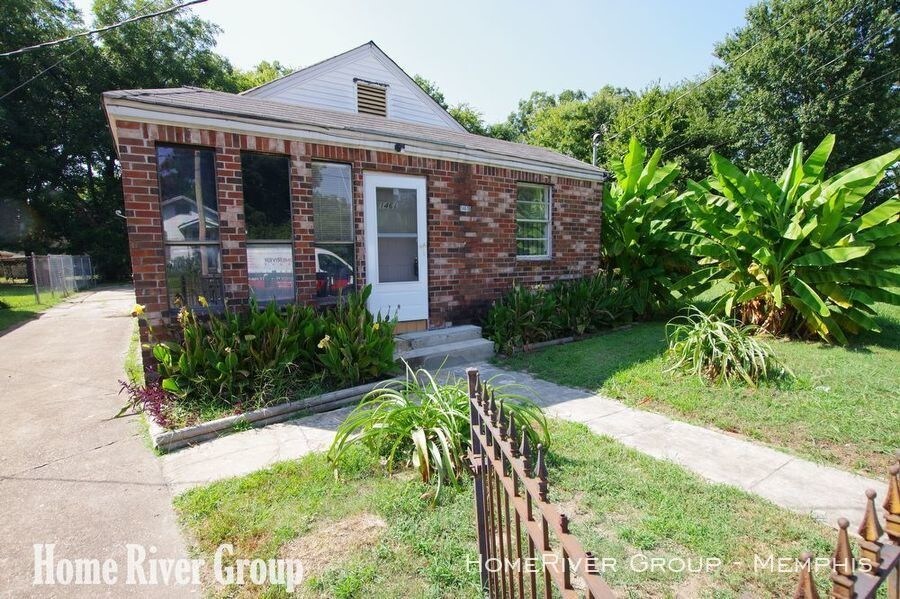 Primary Photo - 1461 N Merton St