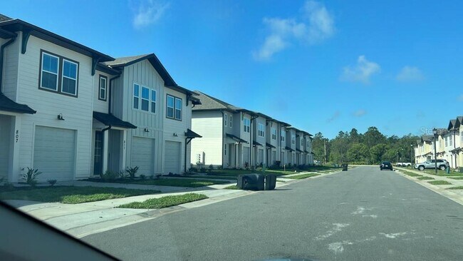 Building Photo - 828 Longboat Dr