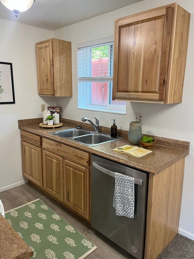 Foto del edificio - 2 Bedroom Condo at Greentree Condominiums!
