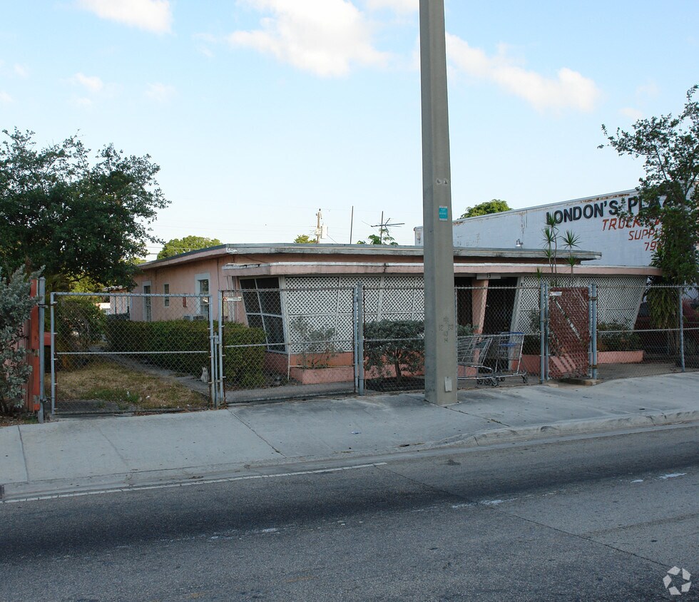 Building Photo - 13 NW 27th Ave