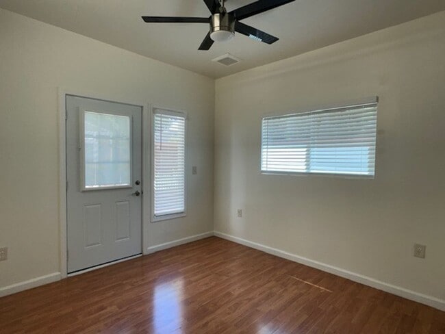 Foto del edificio - Spacious 5-Bedroom Home with Modern Amenit...
