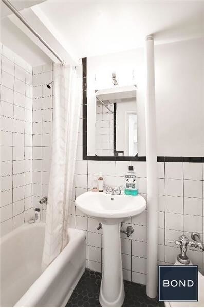 Foto del edificio - 307 E 44th St