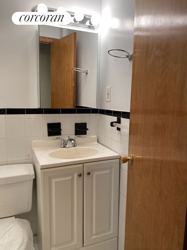 Building Photo - 139 W 83rd St