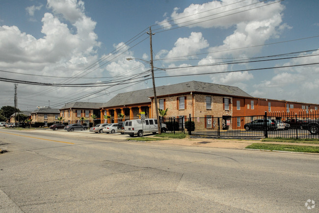 Building Photo - Bella Luna Apartments