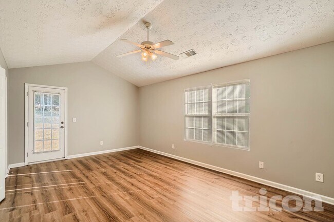 Foto del edificio - 1476 Steam Engine Way NE