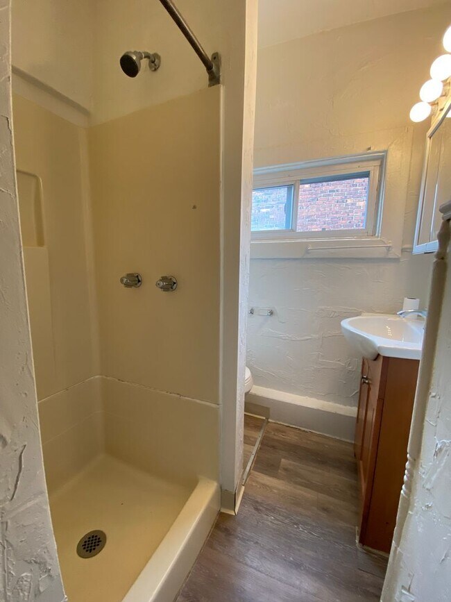 Building Photo - Two Bedroom on Semple Street With an Aweso...