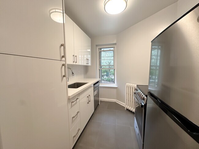 Photo du bâtiment - Montgomery Apartments
