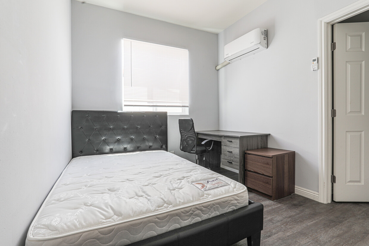 Foto principal - 1168 W 24th St