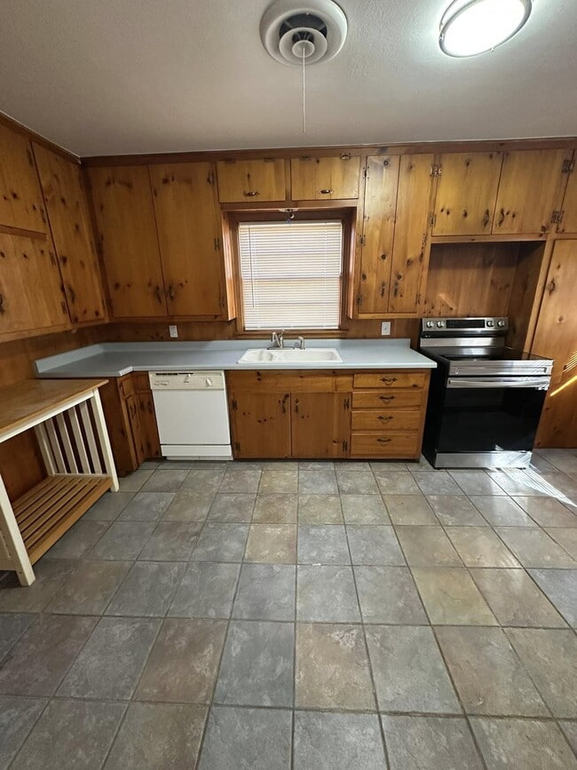 Building Photo - 2707 Pawnee Dr