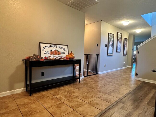 Building Photo - 527 Remington Heights Dr
