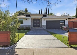 Building Photo - 706 Wisteria Dr