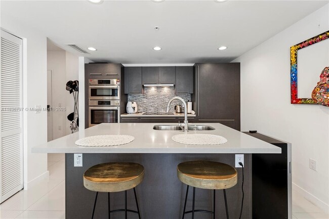 Foto del edificio - 7875 NW 107th Ave