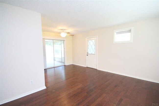 Building Photo - 917 Cranbrook Ave